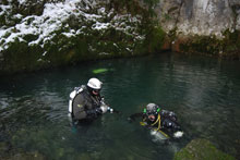 Barlangi búvárok merülés előtt