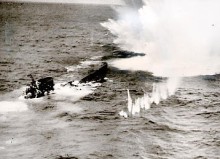 Tengeralattjáró támadása vízibombával