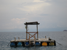 Napelemtáblát hordozó platform