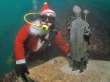 Szent Miklós szobor és ahogy mi ismerjük, télapóként