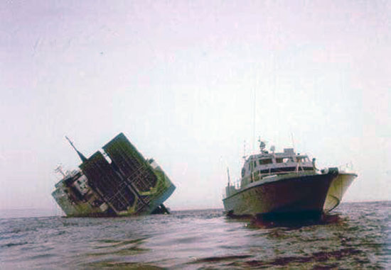 Megdőlt Zenobia és a roncsmentő hajó