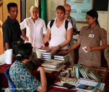 Tessa könyveket ad át